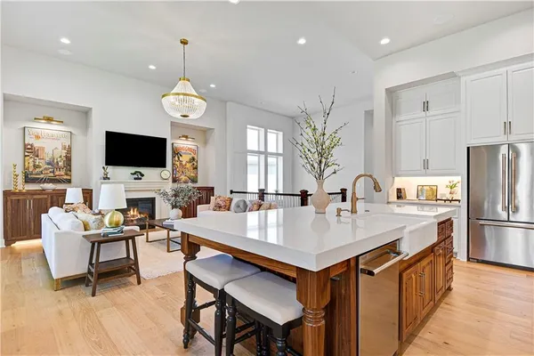 $913,937 | 25118 West 98th Place, Lenexa, KS 66227