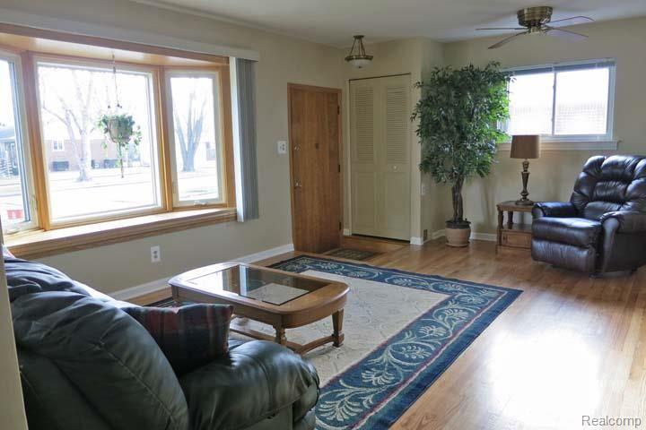 18000 Davidson Road Fraser, MI 48026 - Photo 12 of 26 house12livingroom.jpg