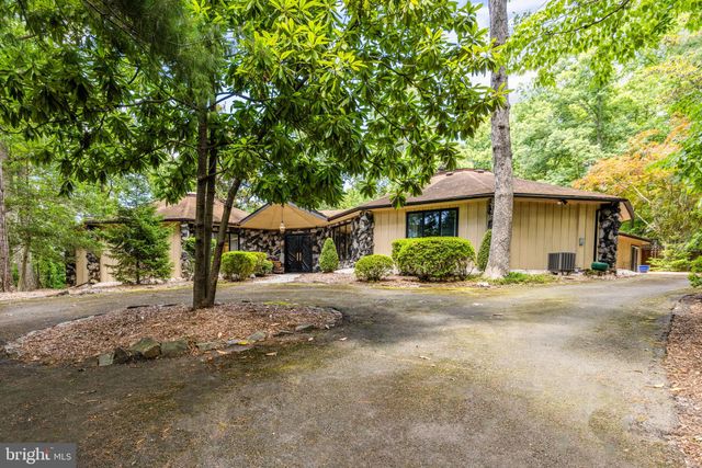 $1,800,000 | 8626 Old Dominion Drive, McLean, VA 22102