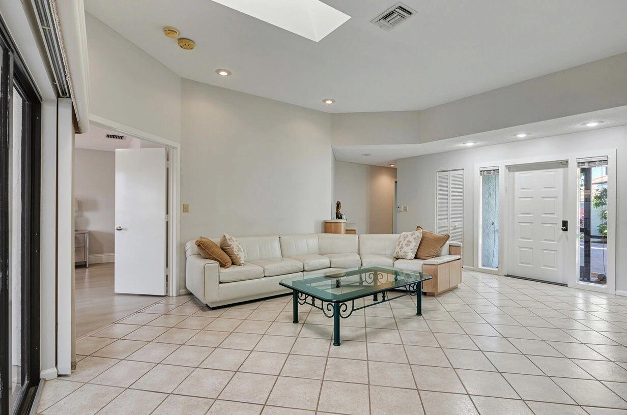 20516 Linksview Way Boca Raton, FL 33434 - Photo 6 of 47 Living Room
