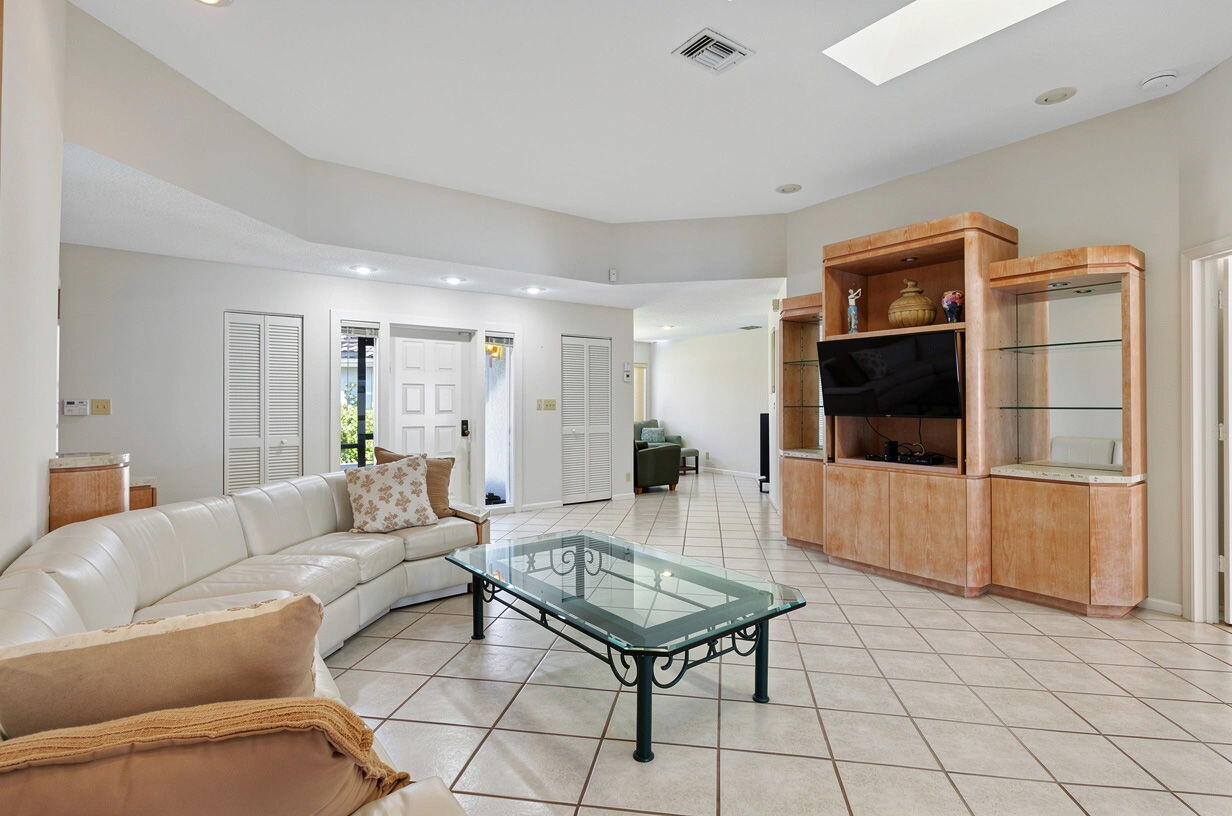 20516 Linksview Way Boca Raton, FL 33434 - Photo 7 of 47 Living Room