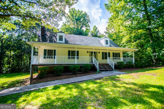 a view of a yard in front of house