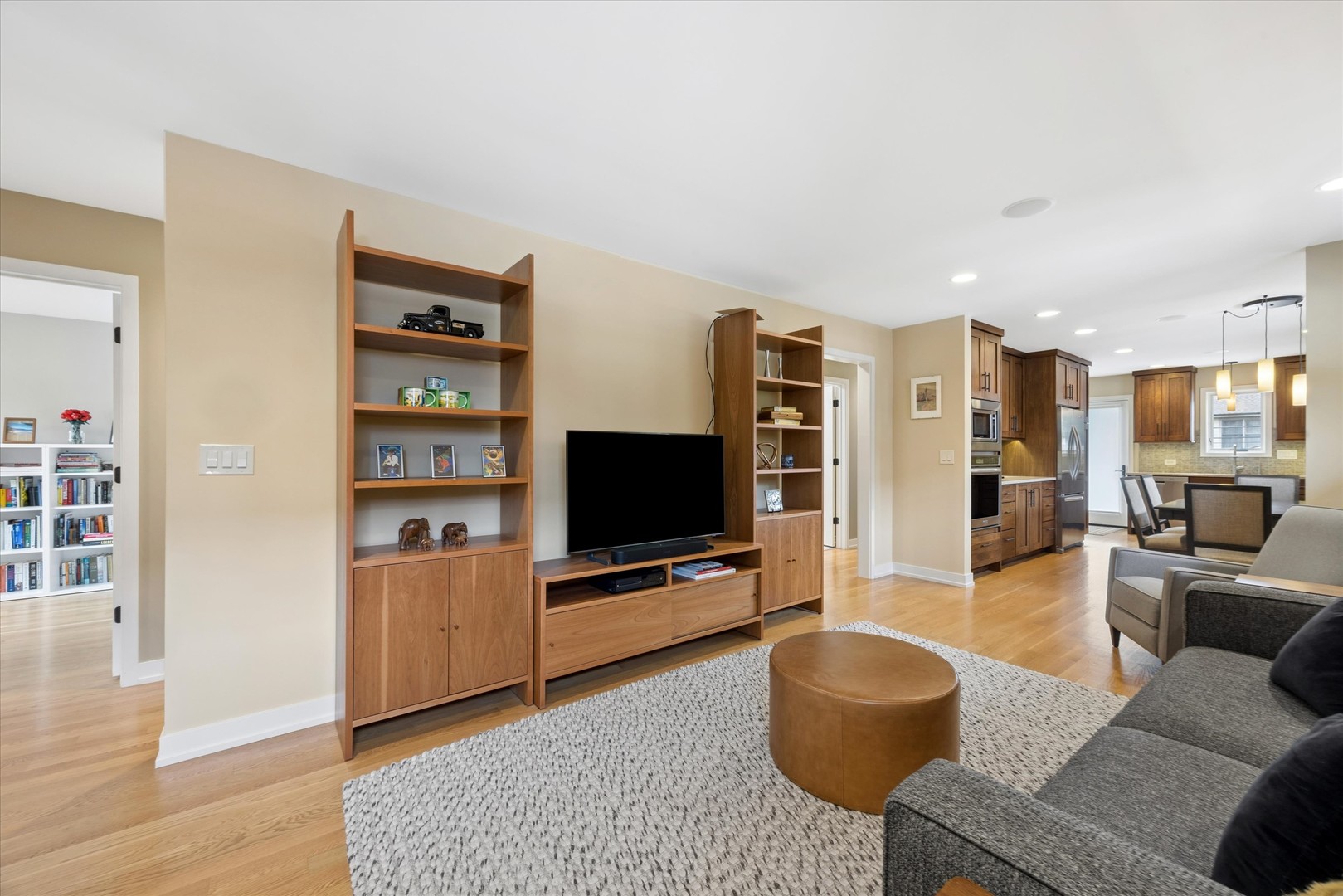 687 Spring Road Elmhurst, IL 60126 - Photo 5 of 31