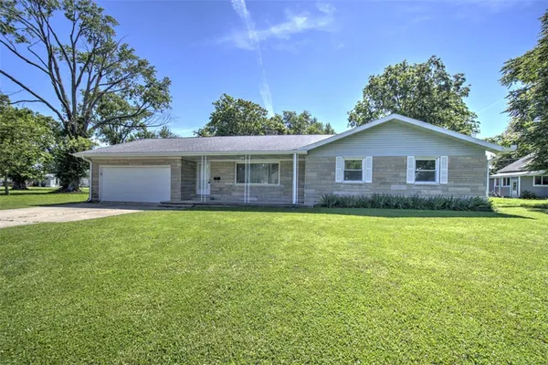 a view of a house with a backyard
