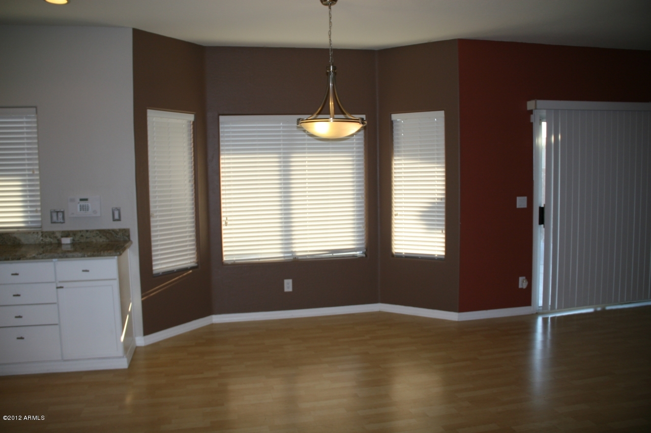 1229 East Redfield Road Phoenix, AZ 85022 - Photo 5 of 25 1229 E Redfield-kitchen bay window dinin