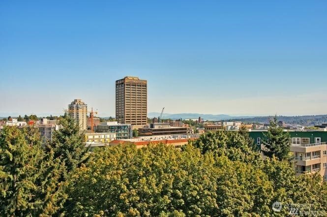 4547 8th Avenue Northeast, Unit 408 Seattle, WA 98105 - Photo 5 of 27 a view of roof with sitting area