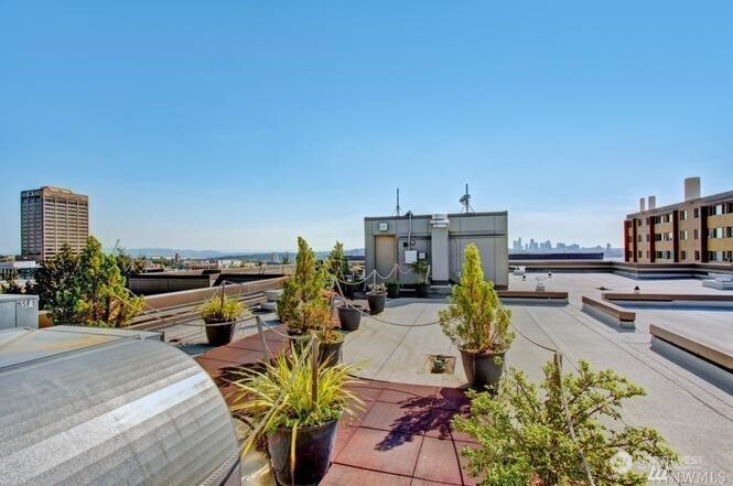 4547 8th Avenue Northeast, Unit 408 Seattle, WA 98105 - Photo 7 of 27 a view of a terrace with chairs