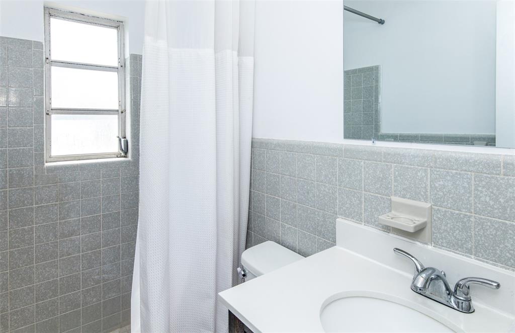 4439 Emerald Ridge Drive Sarasota, FL 34233 - Photo 15 of 48 Primary Bathroom (En-suite)
