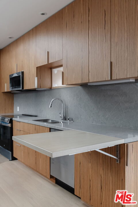 340 Indiana Avenue Venice, CA 90291 - Photo 11 of 20 a kitchen with stainless steel appliances a stove a sink and cabinets