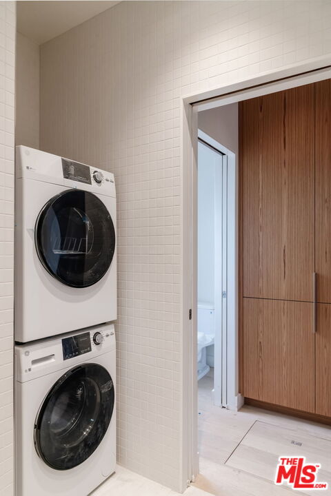 340 Indiana Avenue Venice, CA 90291 - Photo 13 of 20 a view of a hallway with washer and dryer