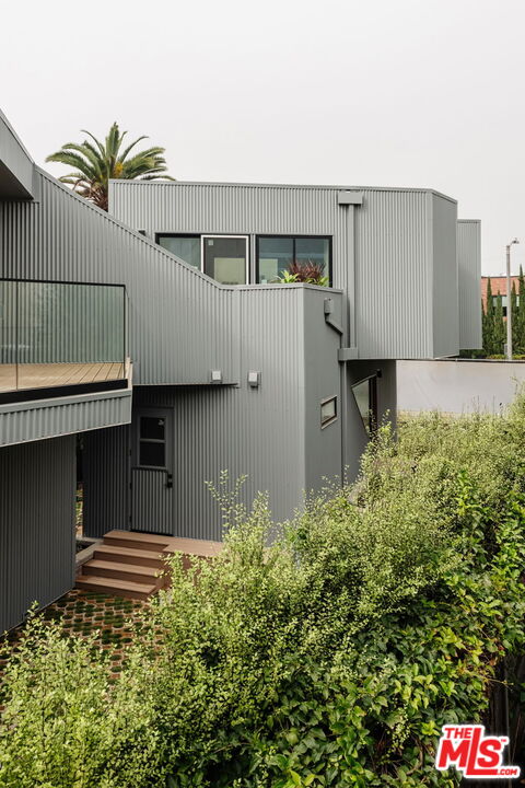 340 Indiana Avenue Venice, CA 90291 - Photo 6 of 20 a house view with a garden space