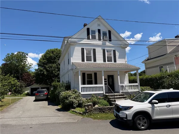 $3,200 | 7 Caswell Avenue, Unit 1, Newport, RI 02840