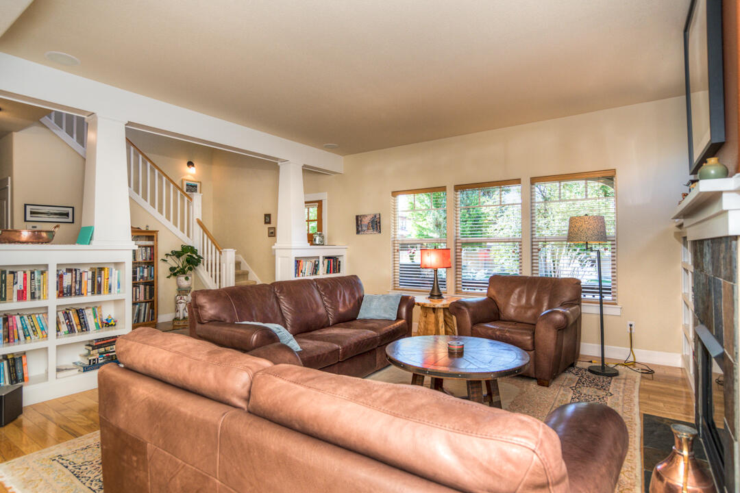 20256 Halfway Road Bend, OR 97703 - Photo 10 of 34 10_living