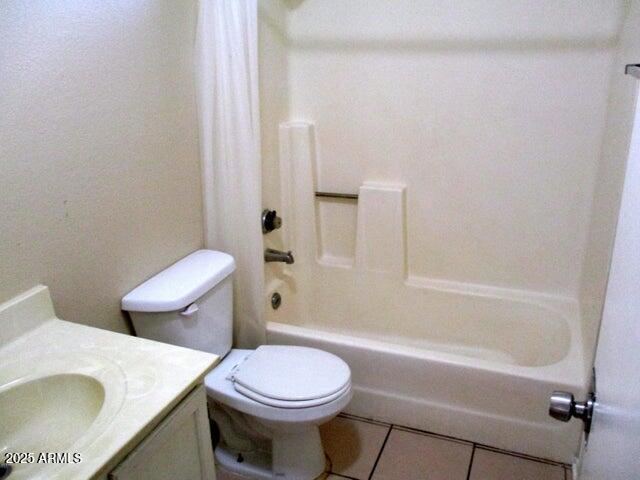 1551 East Christy Drive, Unit 1 4 Phoenix, AZ 85020 - Photo 4 of 5 a bathroom with a sink a toilet and bathtub