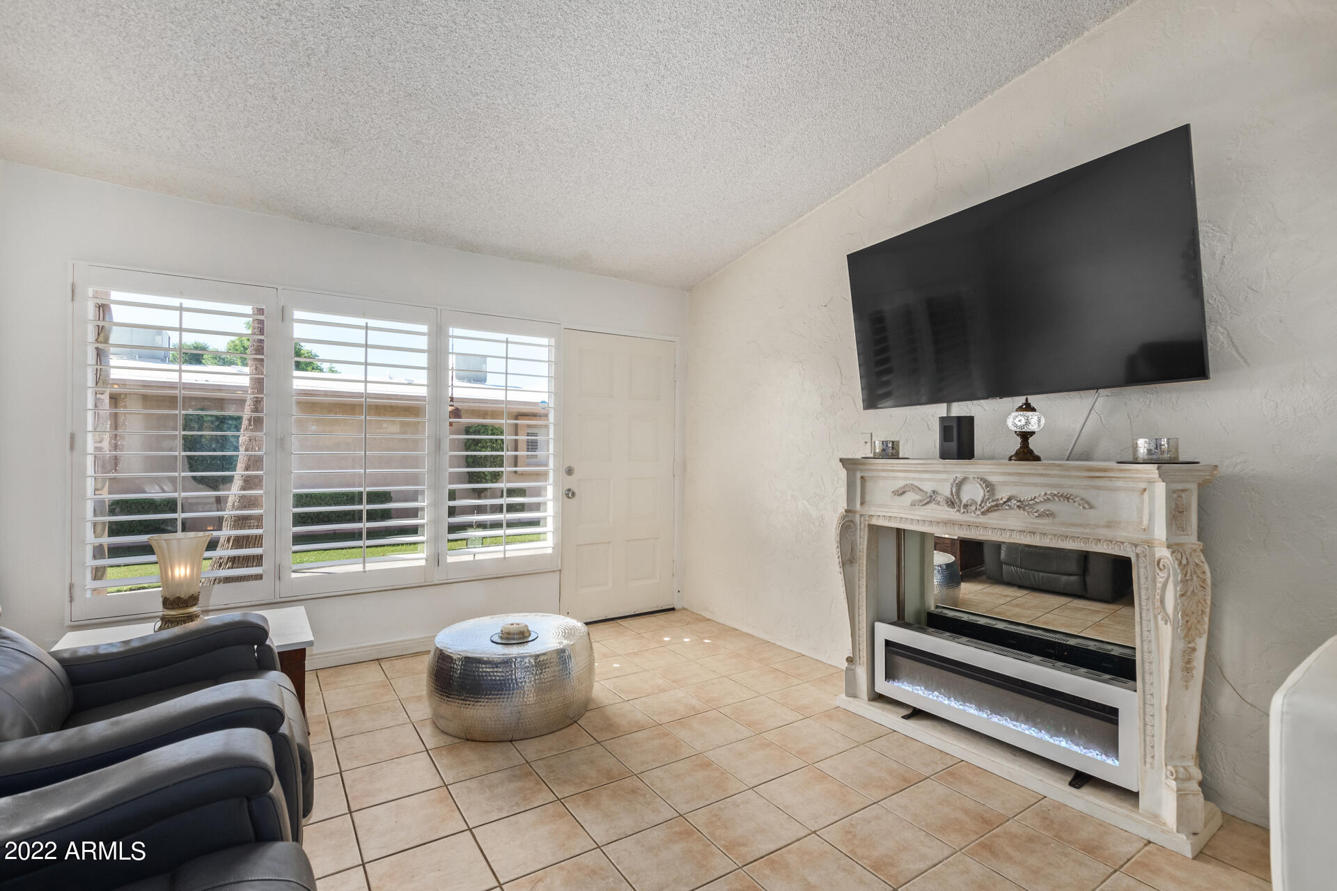 1320 East Bethany Home Road, Unit 50 Phoenix, AZ 85014 - Photo 10 of 33 Living Room