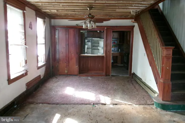 a view of entryway with a yard