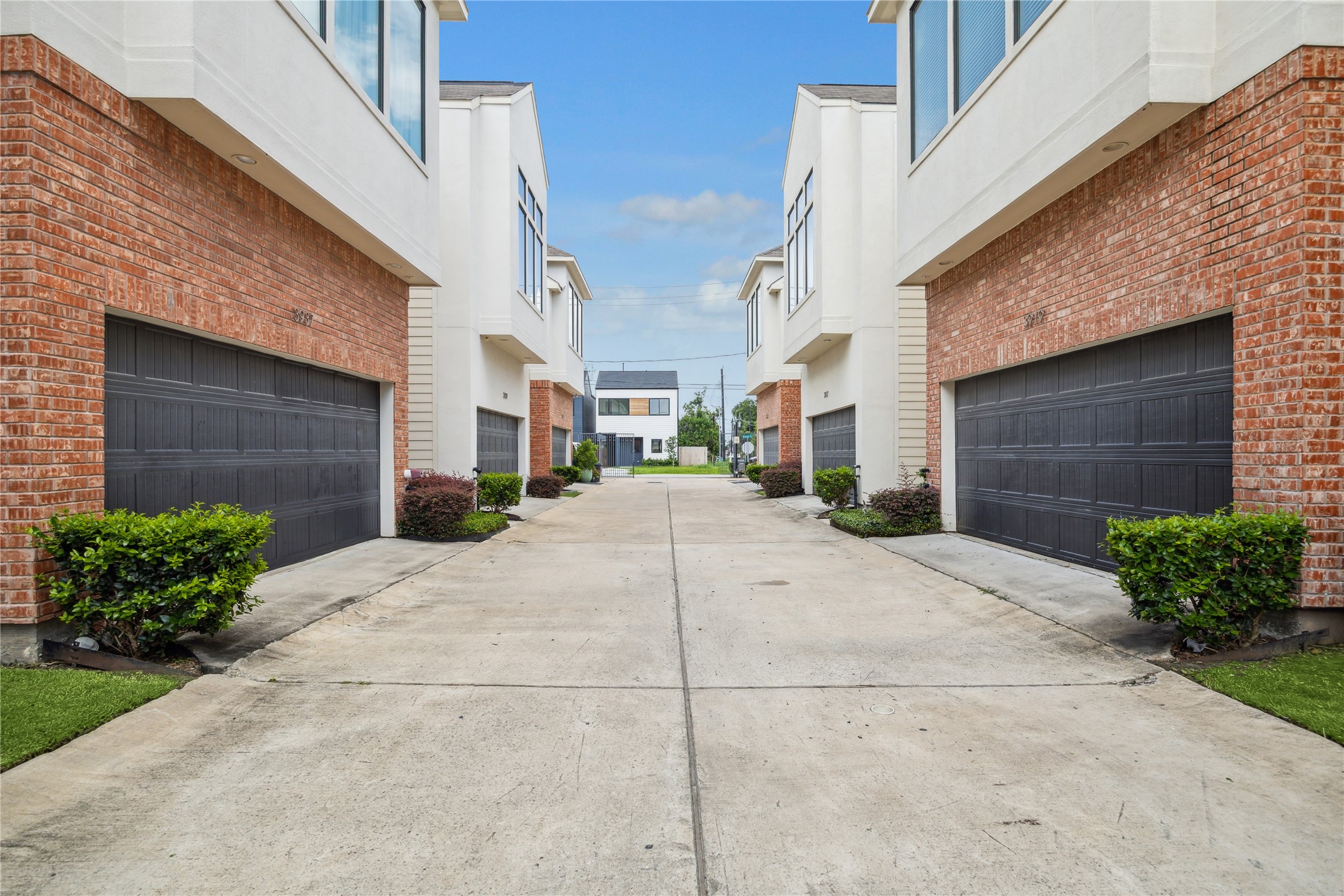 3939 Tulane Street Houston, TX 77018 - Photo 21 of 23 a view of a white apartments with large windows