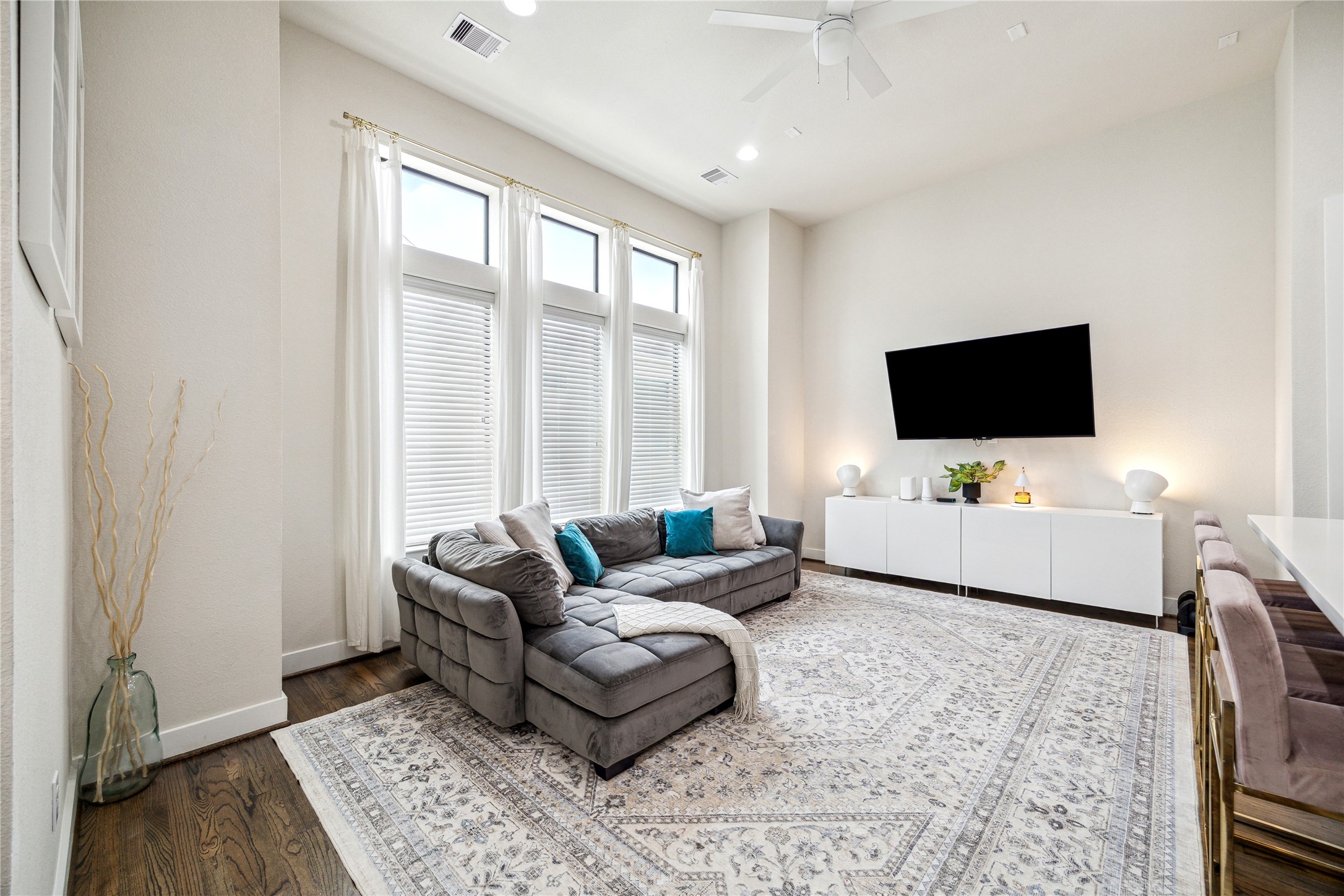 3939 Tulane Street Houston, TX 77018 - Photo 3 of 23 a living room with furniture and a flat screen tv
