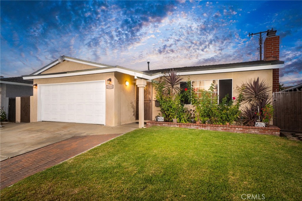 a view of a back yard of the house