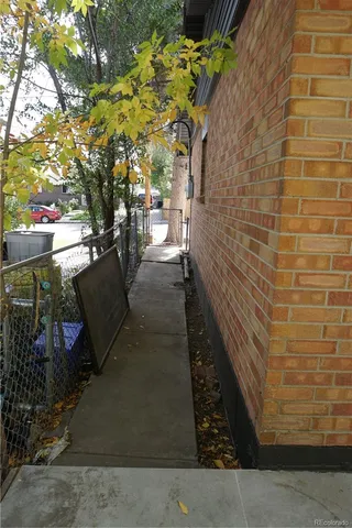 a view of a backyard