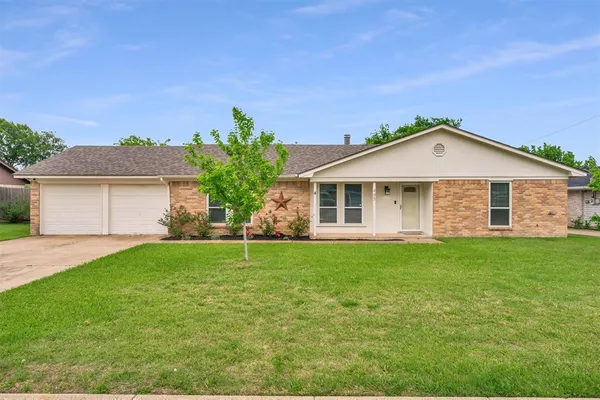 $304,999 | 445 Parkridge Boulevard, Burleson, TX 76028