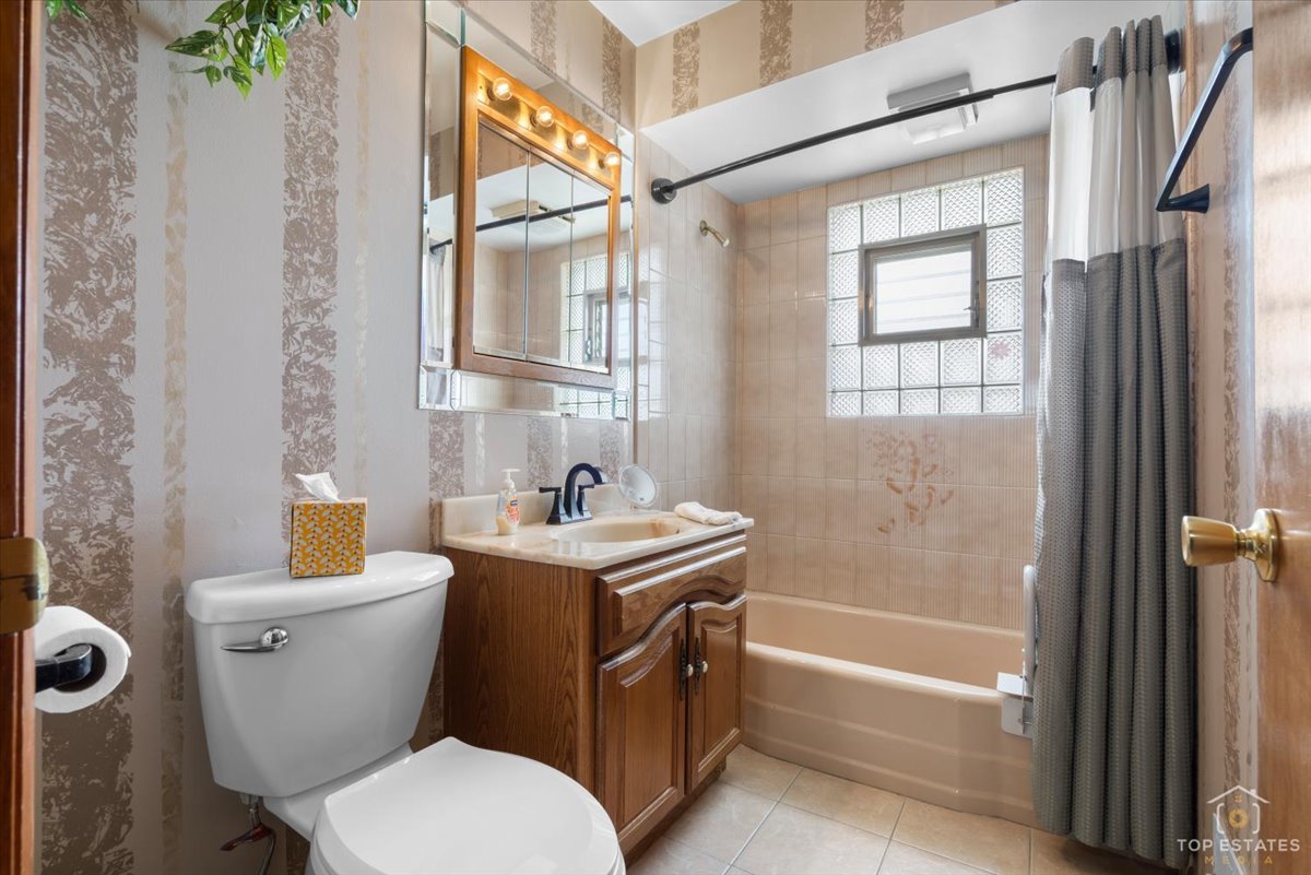 216 Evergreen Street Addison, IL 60101 - Photo 24 of 43 a bathroom with a sink a toilet a mirror and a tub