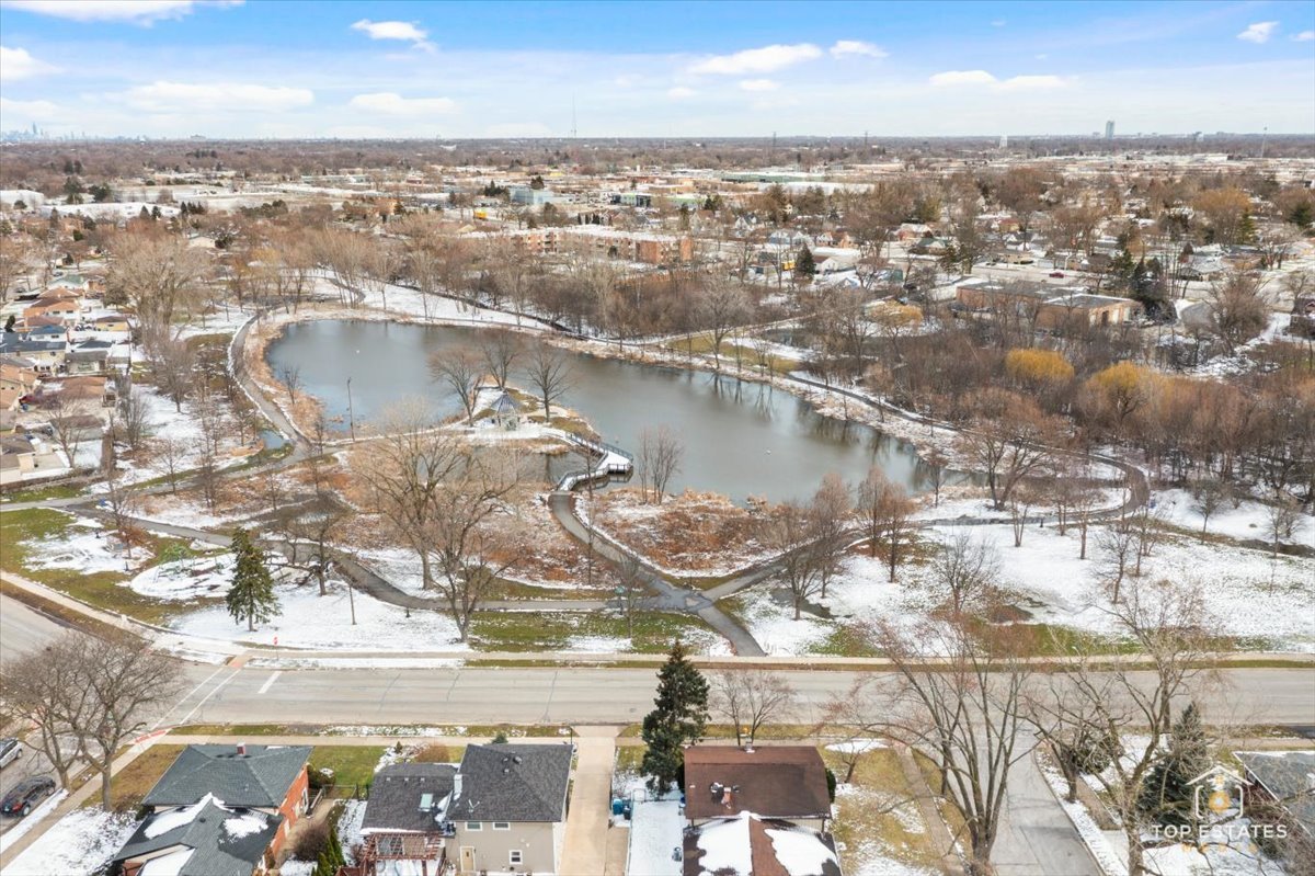 216 Evergreen Street Addison, IL 60101 - Photo 39 of 43 an aerial view of residential houses with outdoor space