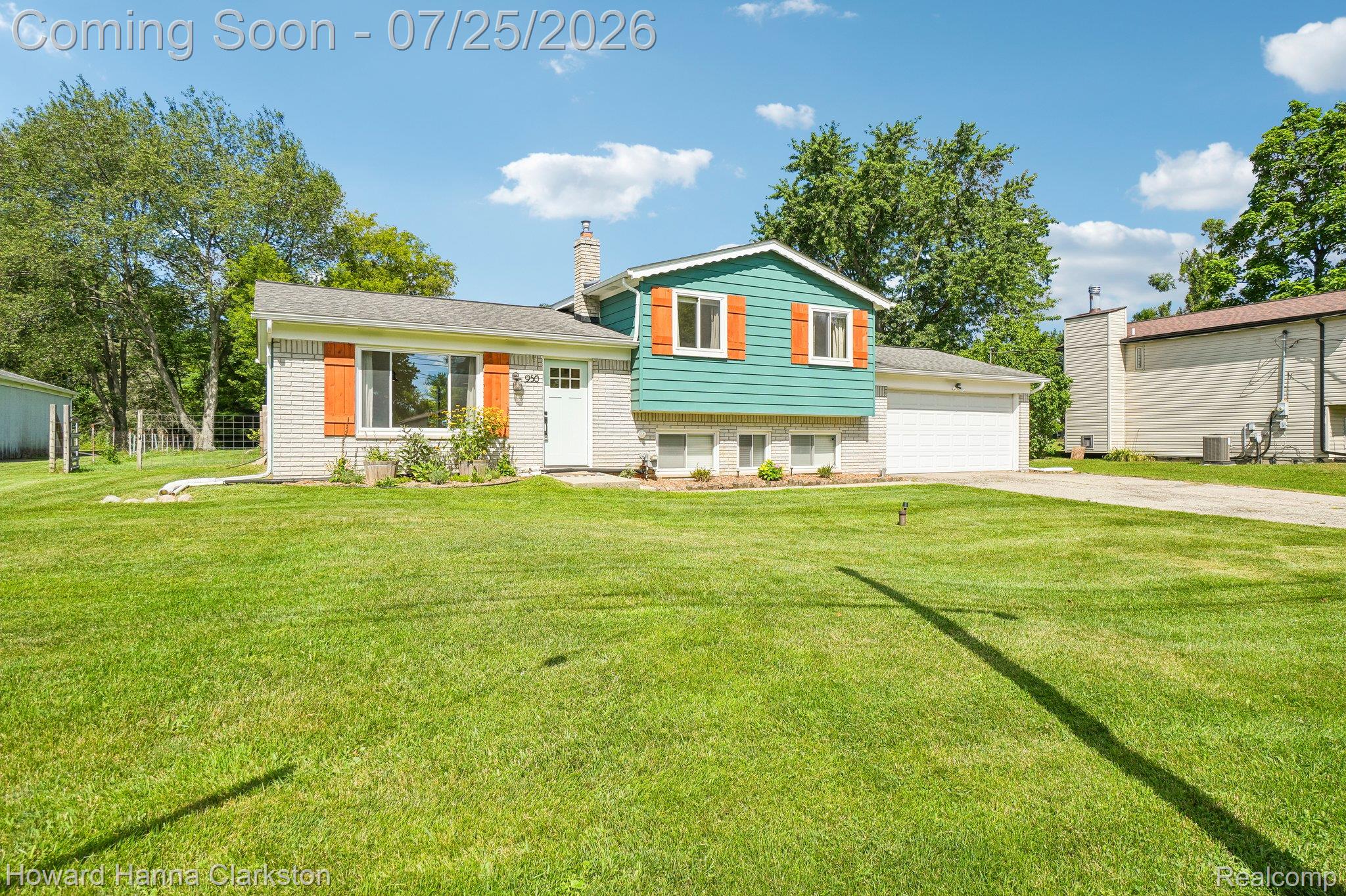 950 Beardon Road Lake Orion, MI 48362 - Photo 2 of 40 What a cute house! There is a gate to the left of the house leading to your huge backyard.
