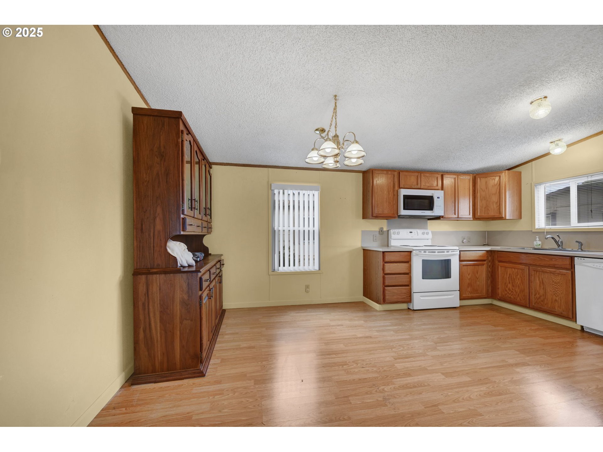 1120 West Fairview Drive, Unit 3 Springfield, OR 97477 - Photo 6 of 21 a view of kitchen with sink microwave and refrigerator