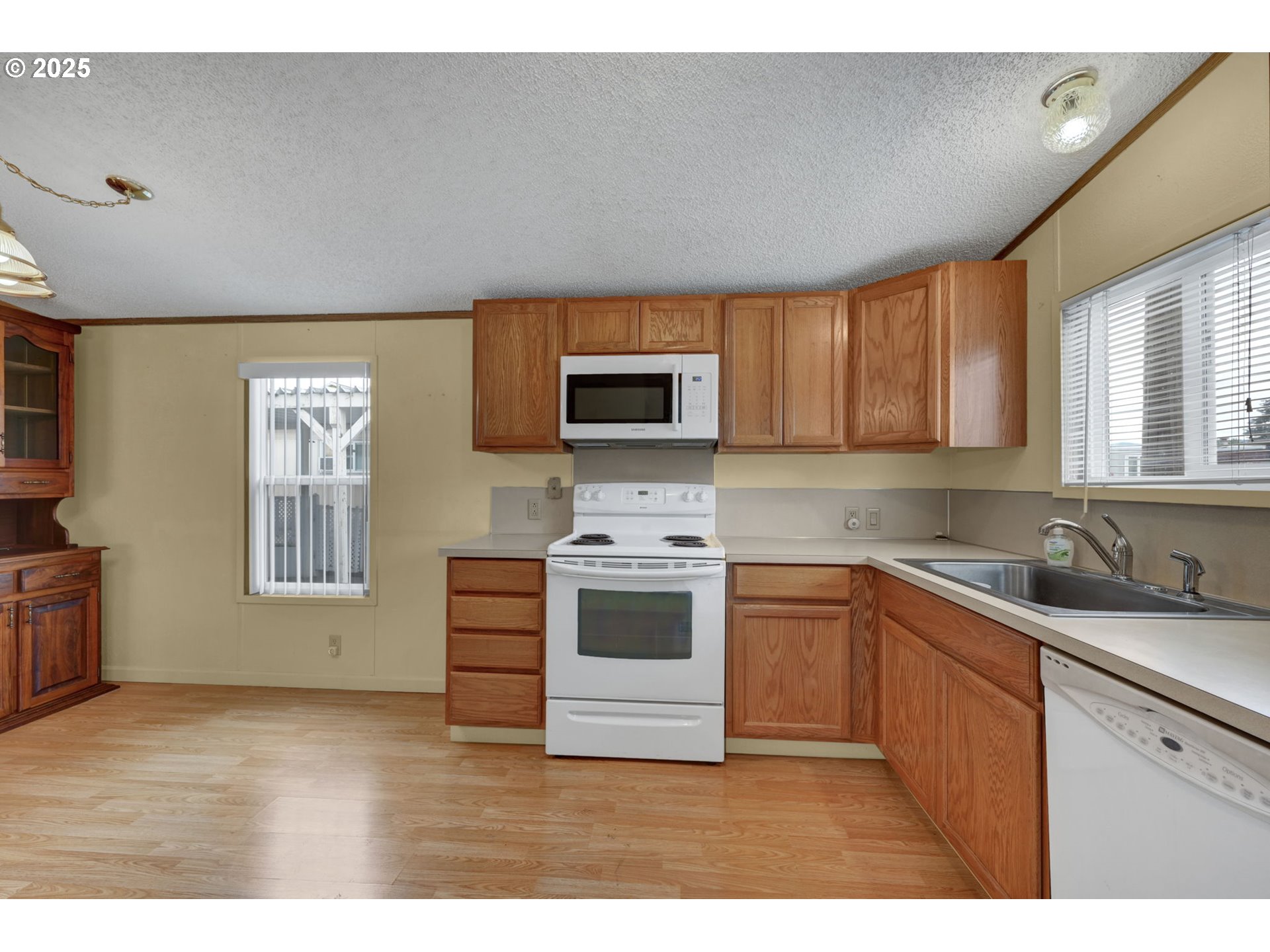 1120 West Fairview Drive, Unit 3 Springfield, OR 97477 - Photo 9 of 21 a kitchen with a stove and a sink
