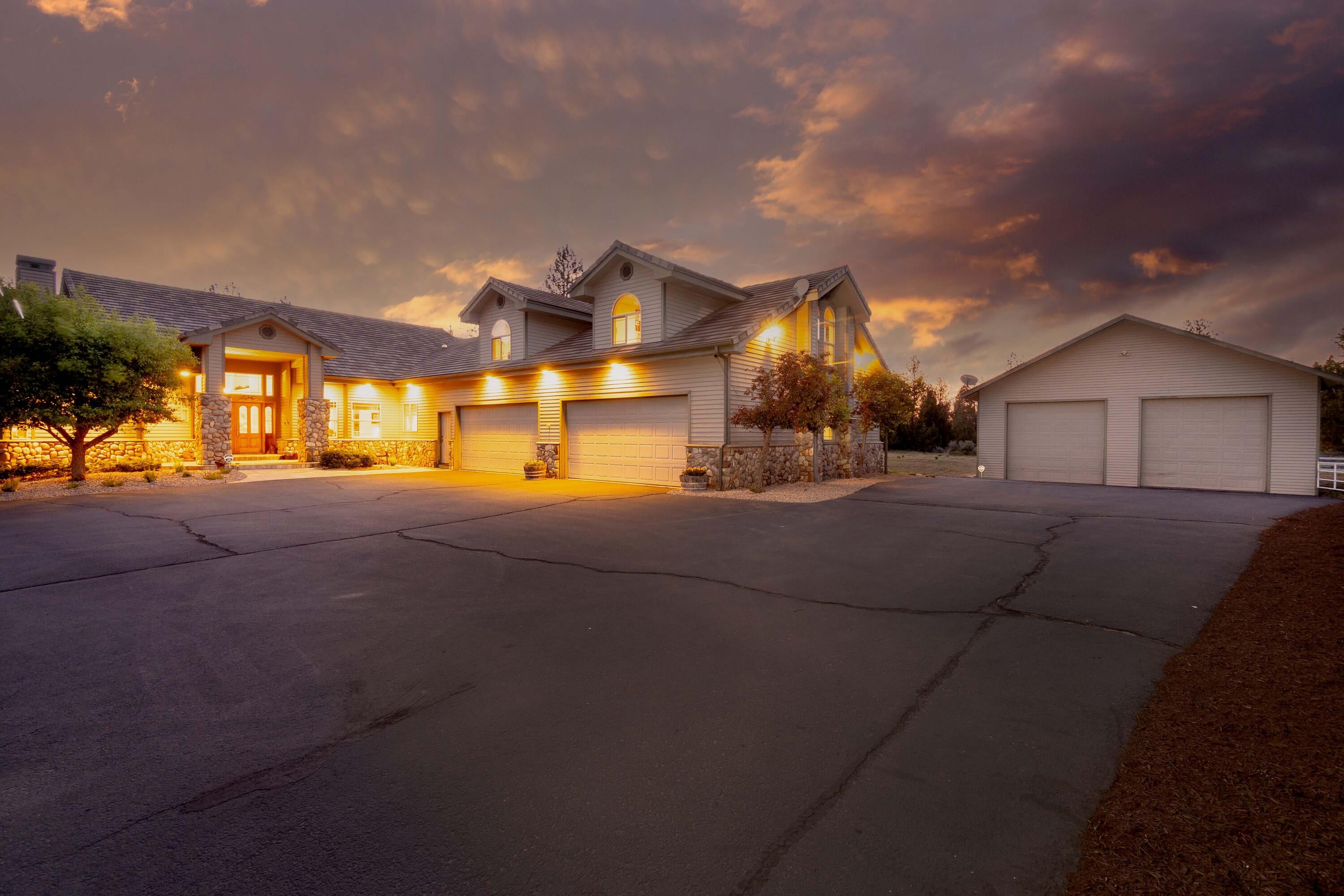 60485 Billadeau Road Bend, OR 97702 - Photo 46 of 47 60485 Billadeau Road with Shop twilight shot