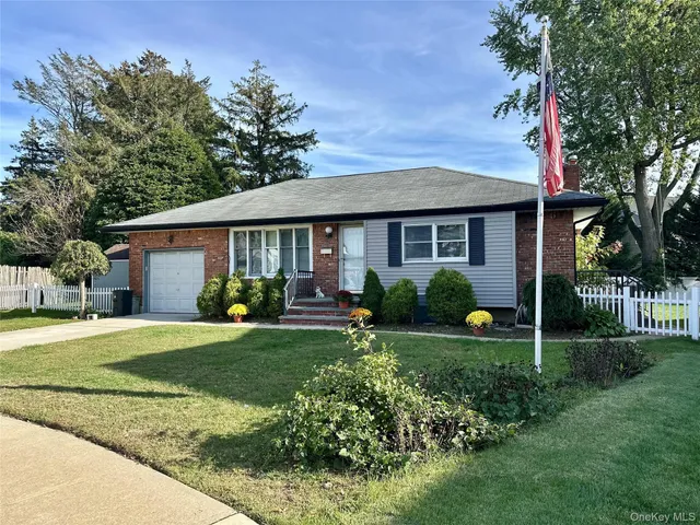 $4,600 | 8 Park Court, Plainview, NY 11803