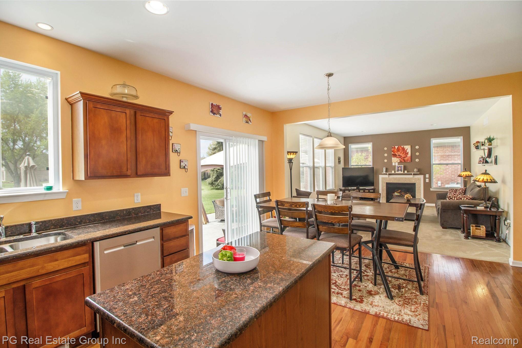 47243 Gloede Road Macomb, MI 48044 - Photo 12 of 28 KITCHEN & NOOK