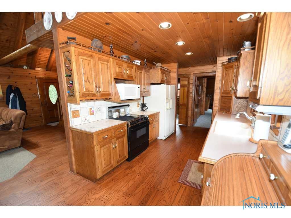10520 Monclova Road Monclova, OH 43542 - Photo 10 of 17 Kitchen.