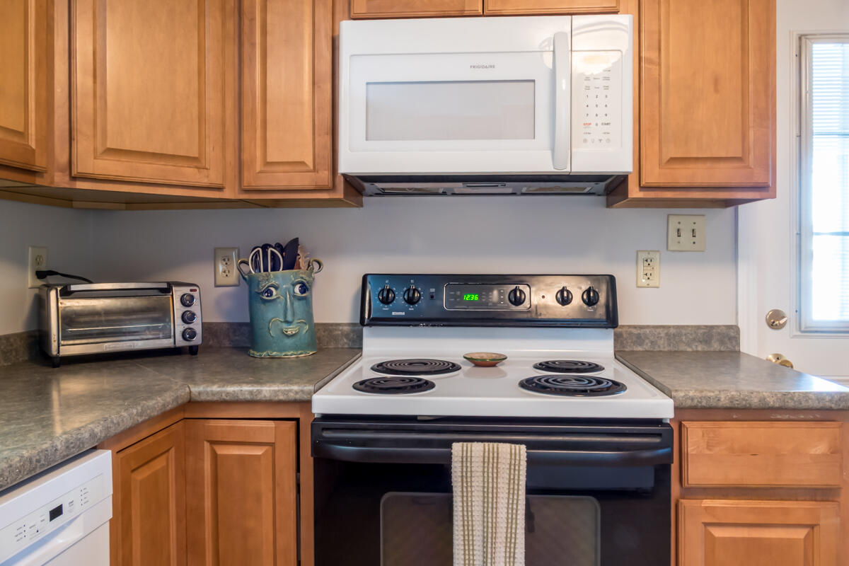 102 Merrymeeting Road Brunswick, ME 04011 - Photo 8 of 43 16-Kitchen (5 of 6)