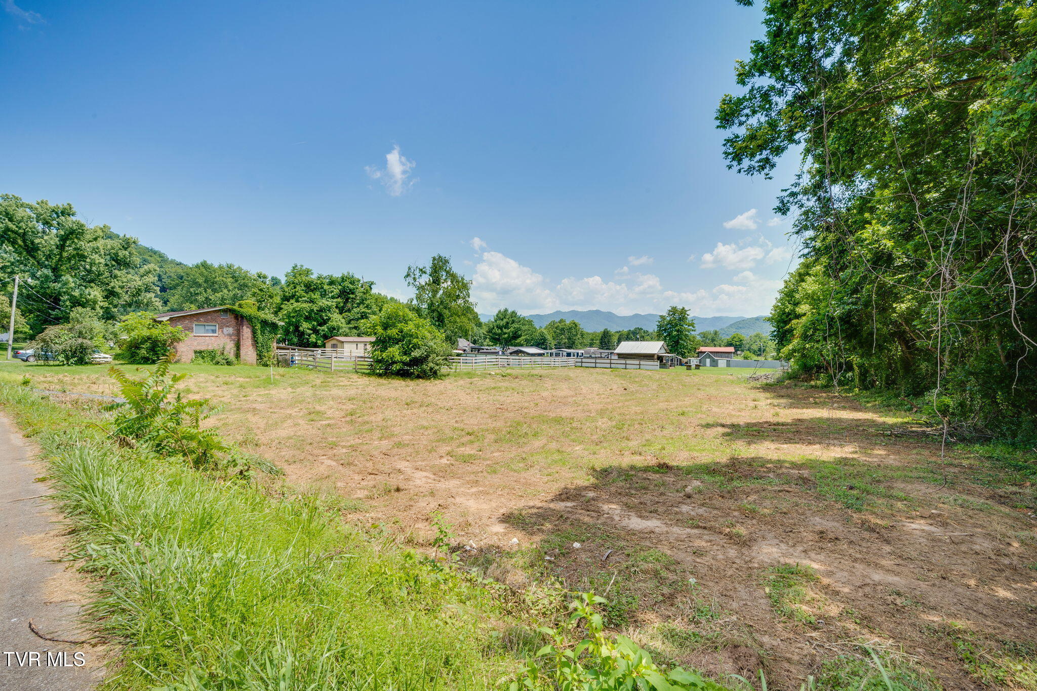 165 George Bowers Road, Unit 1 Elizabethton, TN 37643 - Photo 3 of 16 003