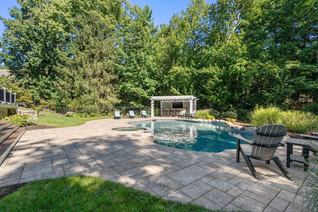 9 MacIntyre Drive North Reading, MA 01864 - Photo 31 of 41 a house view with a sitting space