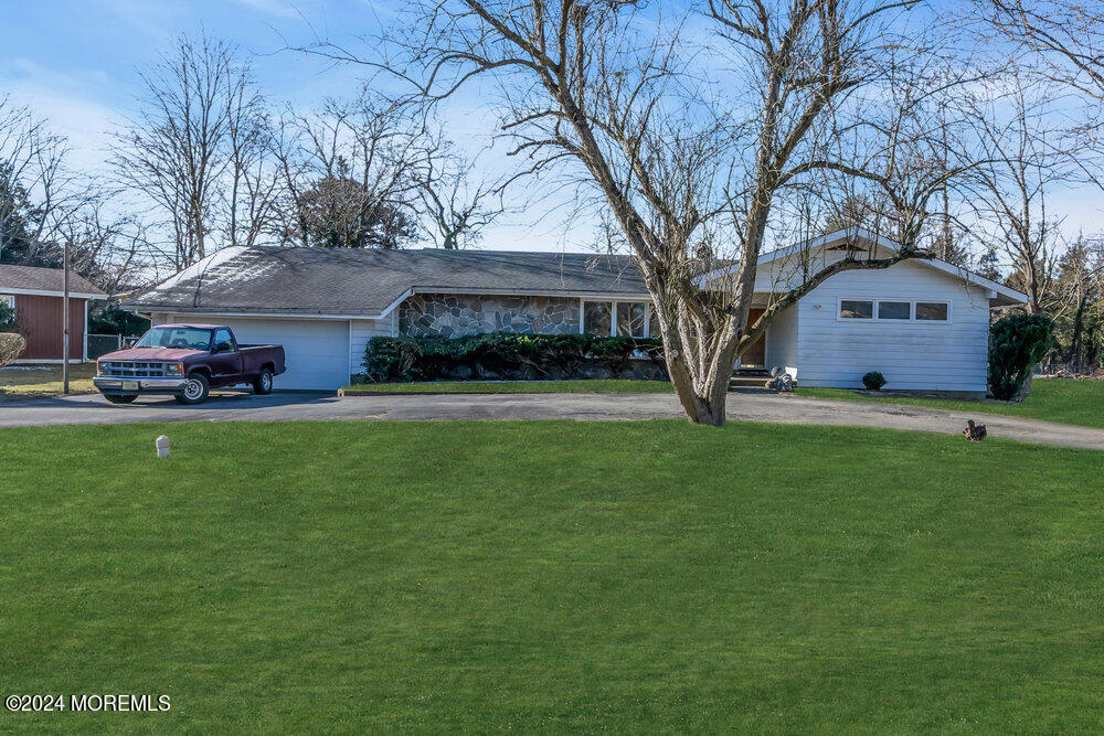 1400 Lanes Mill Road Lakewood, NJ 08701 - Photo 10 of 40 a house view with a sitting space and garden
