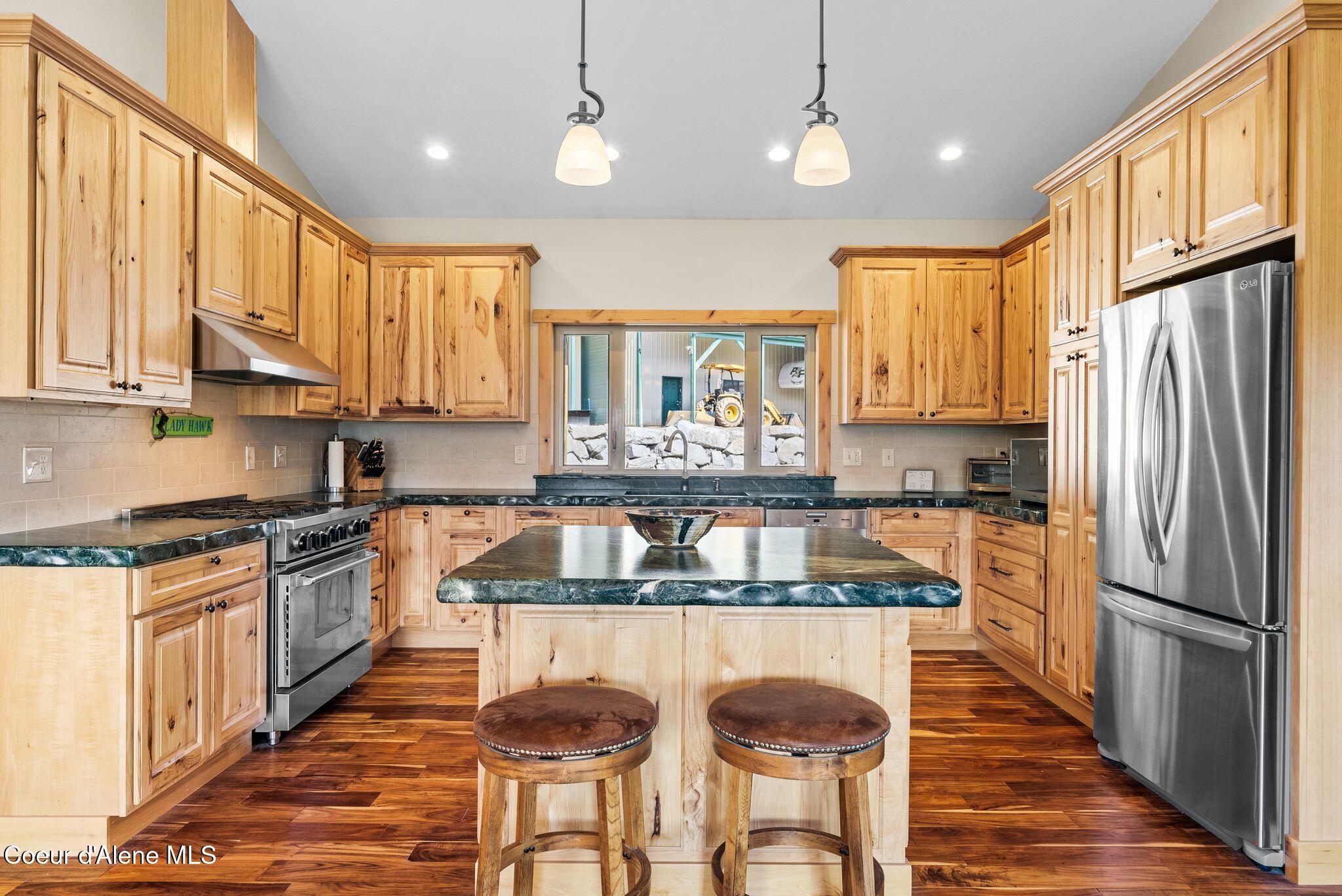 422 Lightning Peak Road Sandpoint, ID 83864 - Photo 14 of 92 Kitchen island seating