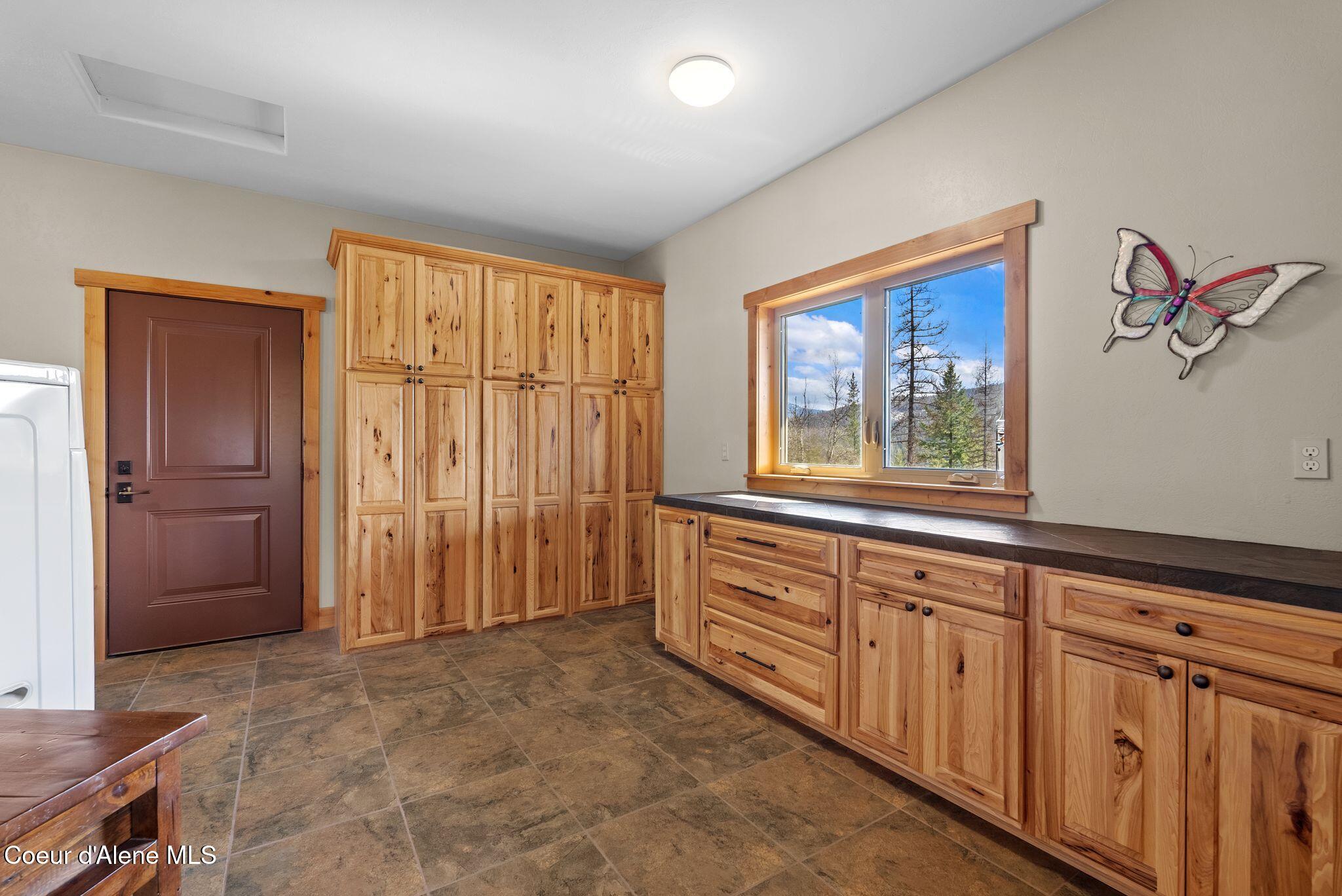 422 Lightning Peak Road Sandpoint, ID 83864 - Photo 34 of 92 Mudroom and pantry area