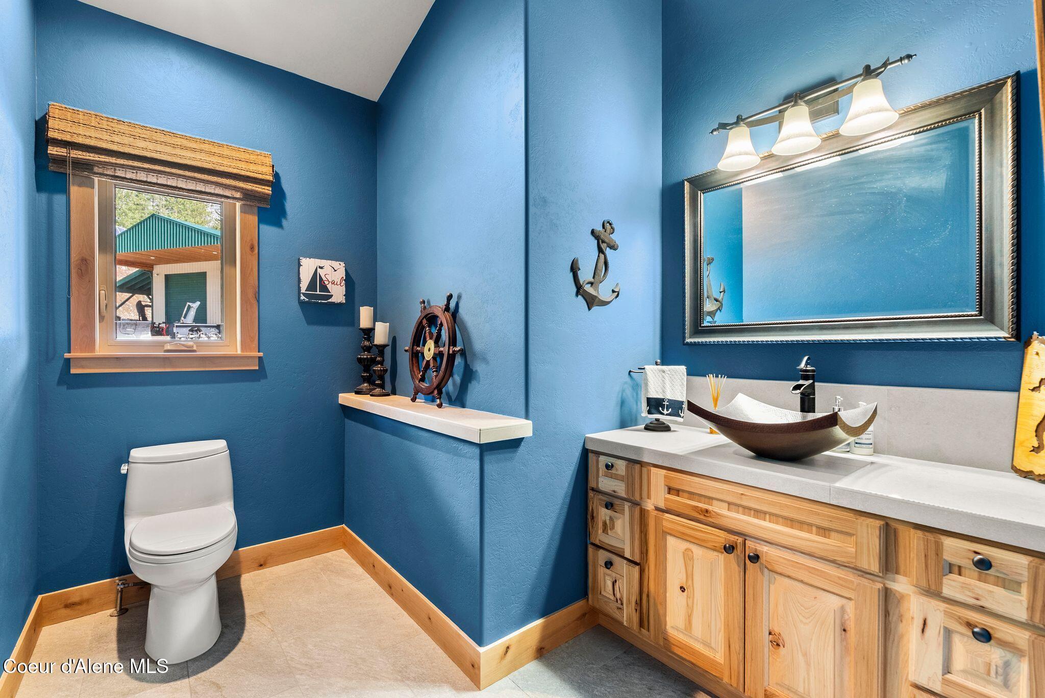 422 Lightning Peak Road Sandpoint, ID 83864 - Photo 43 of 92 Spacious main level half bath