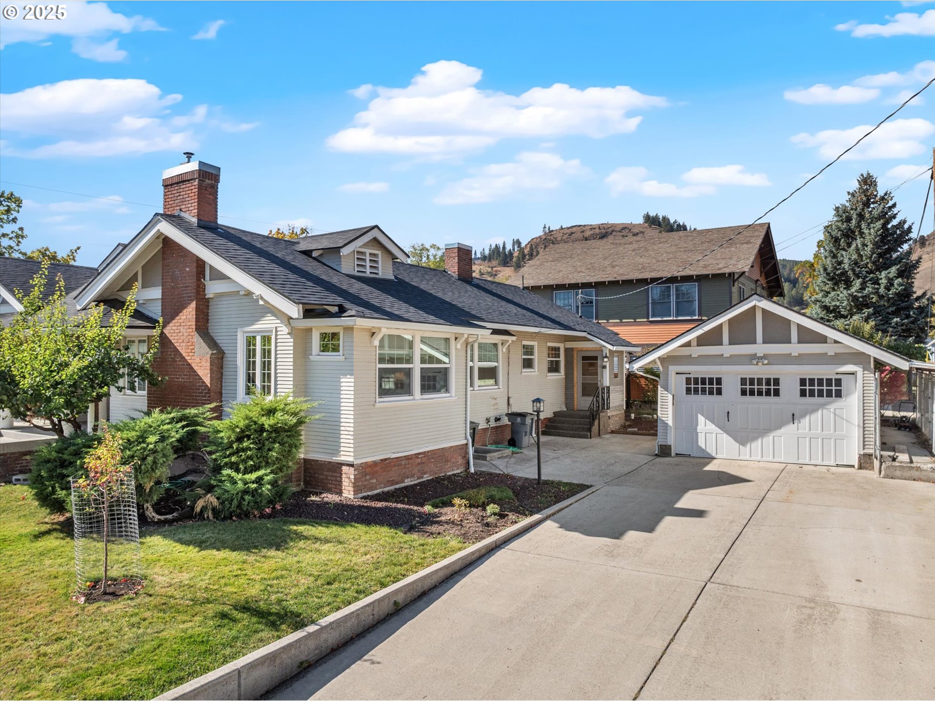 1402 2nd Street La Grande, OR 97850 - Photo 3 of 47 a front view of a house with a yard