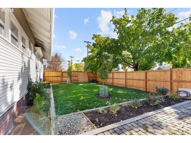 a view of a backyard