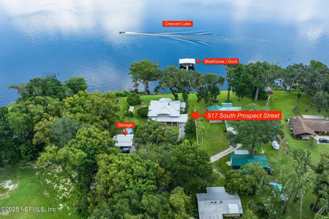 a view of a fountain in the front of a house with a fountain