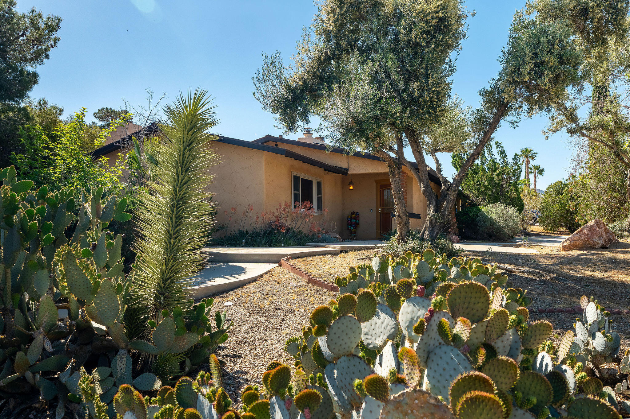7579 Balsa Avenue Yucca Valley, CA 92284 - Photo 2 of 43 Front