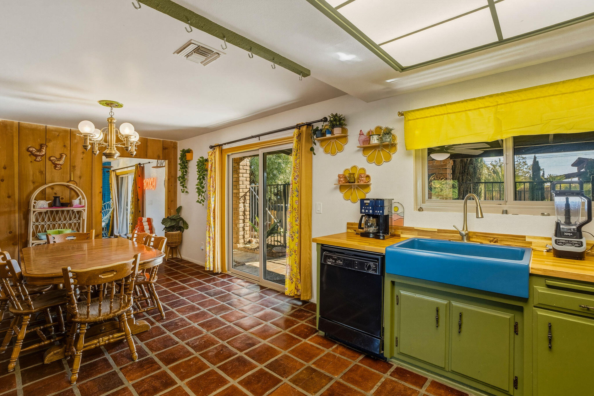 7579 Balsa Avenue Yucca Valley, CA 92284 - Photo 9 of 43 Kitchen & Dining