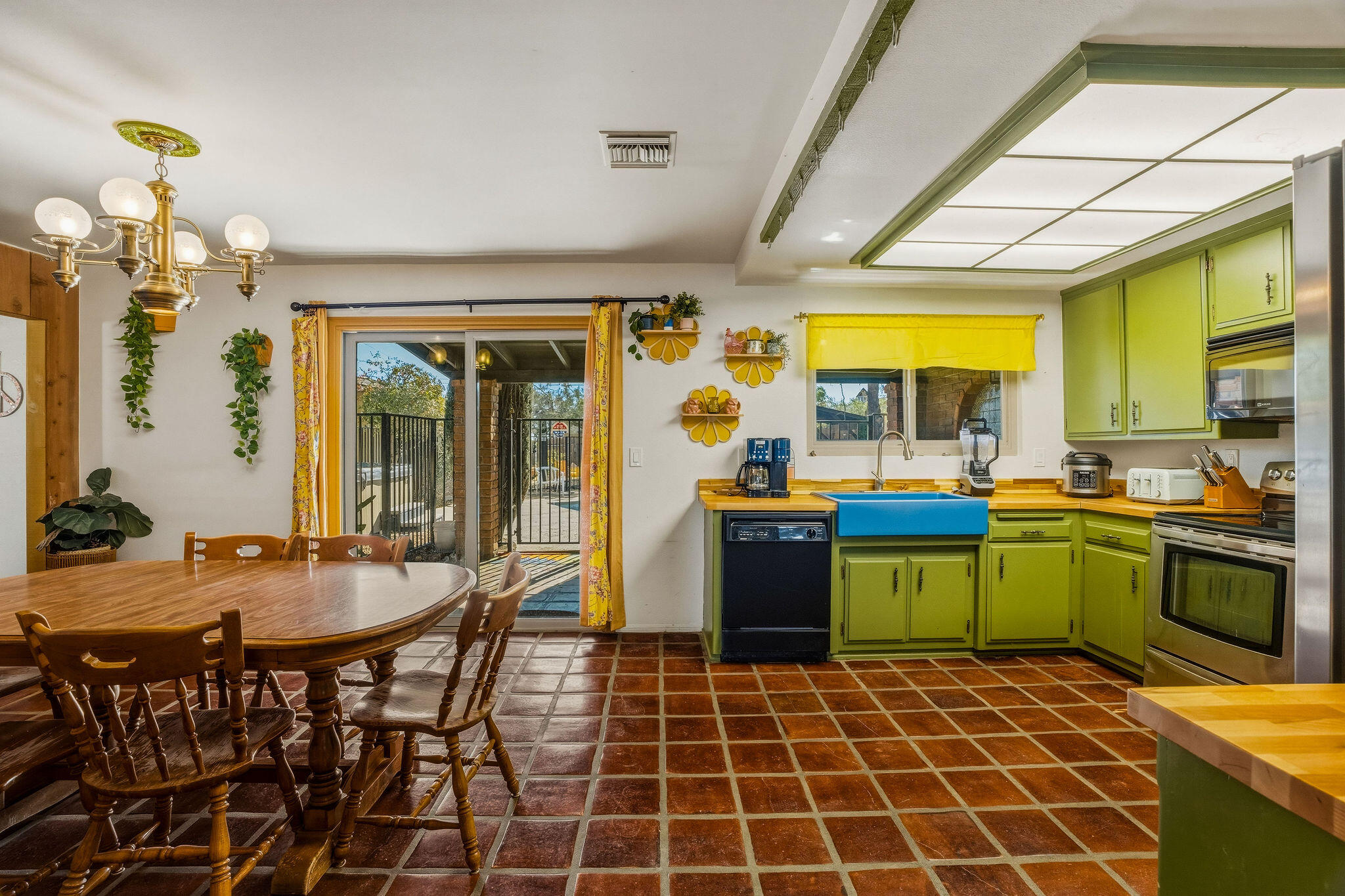 7579 Balsa Avenue Yucca Valley, CA 92284 - Photo 10 of 43 Kitchen & Dining