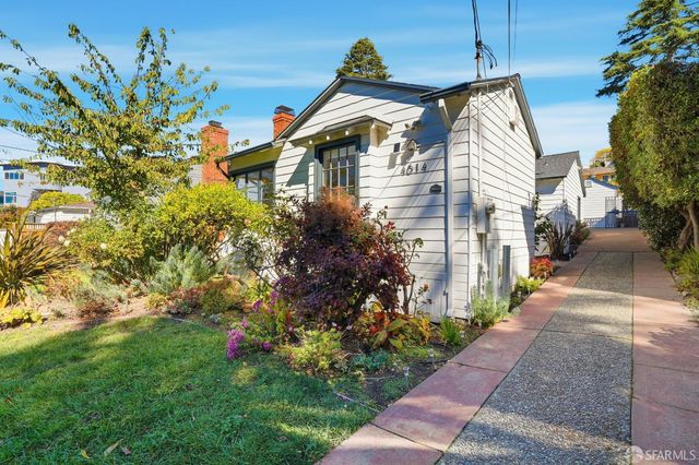 a view of a front of house with a yard