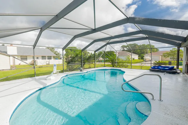 a view of house with garden