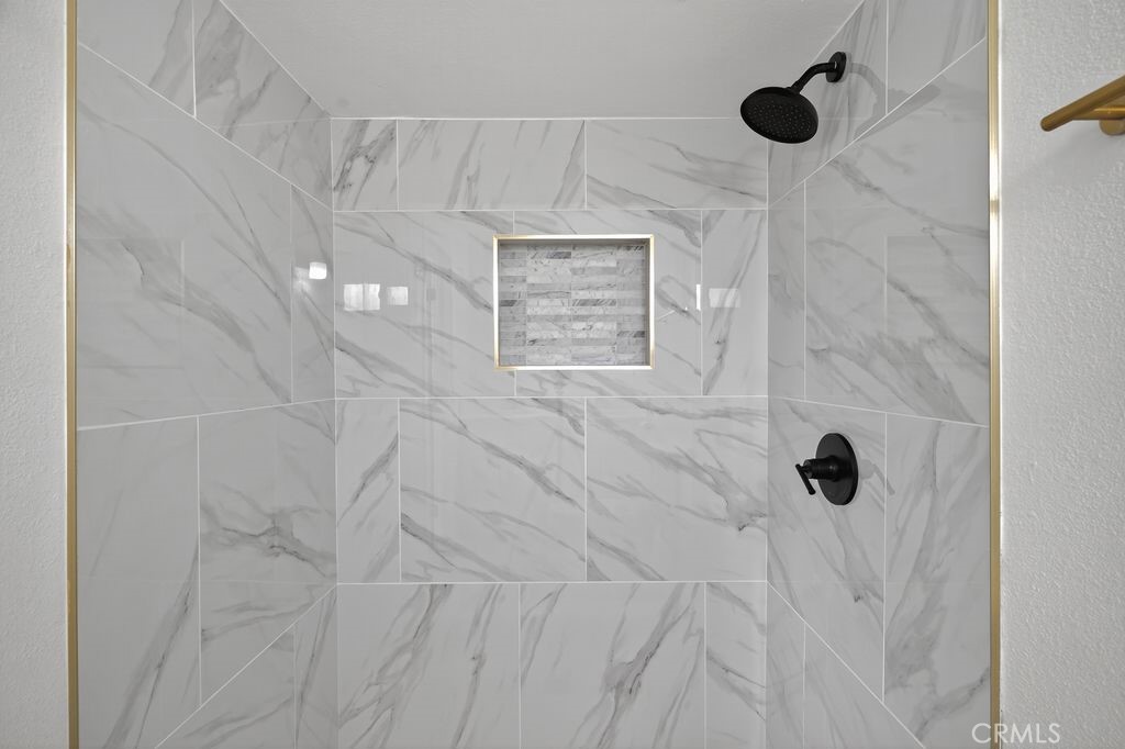 606 East Jackson Street Rialto, CA 92376 - Photo 18 of 29 a bathroom with a shower